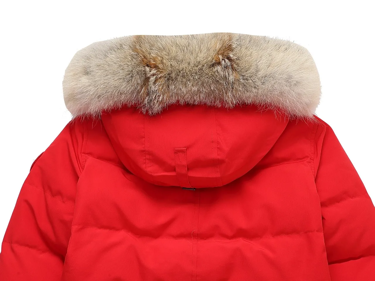 P840 Canada Goose Canada Goose #Expedition04 Parker, a treasure of Canadian origin! Limited supply worldwide! Canada Goose Model 04 is a top-notch couple model. The polar cold-proof outdoor series fur collar detachable hooded parka down jacket is the first Goose in 2024. I hope my partners will like it. Peak quality. I hope everyone can identify it together! The most popular cool items of the Big Goose family in 2024 are online. The same popular product of Yi Yang Qianxi is said to be a joint limited edition Big Goose that cannot be bought in autumn and winter. If you dislike the sameness of the Big Goose in the past, then this model will definitely give you a different experience! This year's most powerful couple's collection for autumn and winter is online, a top-notch luxurious ready-to-wear style, paired with an outdoor warm down jacket with great style and charm! The most standard and classic items of the Daye family in the past two years are equipped with unique reflective stripes for embellishment, which further shows the high-end fashion performance effect. With the embellishment of hardware buckles, it has excellent performance effect. The upper body is clean, simple and elegant, even for urban leisure. It is suitable for various occasions. Designed with large pockets, this model has a large capacity and is equipped with reflective stripes, making it safer at night. It is suitable for various adventure activities. It is made of windproof and waterproof technical materials. The interior is filled with full white duck down, which is absolutely cold-proof and warm. It also has a stand-up collar design and fine fluff at the collar, with meticulous attention to detail! The charm of this model is also more spiritual, and the upper body has more temperament and specifications. It perfectly shows the ultra-high standard of fashionable performance of this model, integrating outdoor and life, and you can even create high-street wear! The most pinnacle limited-edition goose that we have presented so far, both in terms of design and detailed materials, it is completely outstanding. The grand and evergreen version design is matched with cool reflective elements. The overall appearance can be said to be quite high, and it has that kind of powerful outdoor performance! It combines high-end casual attributes with high-street style. It is high-grade, domineering, warm, and beautiful. The visibility of the upper body is quite strong, and the configuration of the owl element is highly brand-recognizable. The overall brand performance and visual effects are fully enhanced, and it also has the high-end sense of fashion and fashionable performance. It is a must-buy product because this is the most awesome down brand on the earth and one of Canada's three national treasure brands. It is also a very sentimental down luxury brand. In the field of polar cold-proof clothing, goose has made an irreplaceable contribution.. SIZE: XS S M L XL XXL Color: black, off-white, red, navy blue, gray